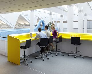 Lego, bureaux design bleu et jaune