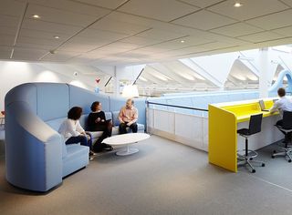 Lego, bureaux design bleu et jaune