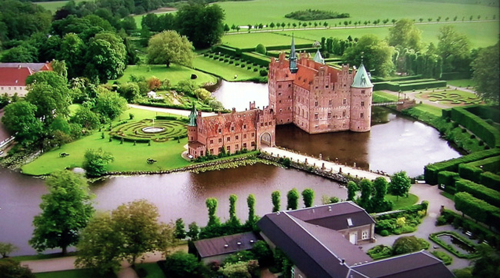 Vue-aérienne-chateau-egeskov-02