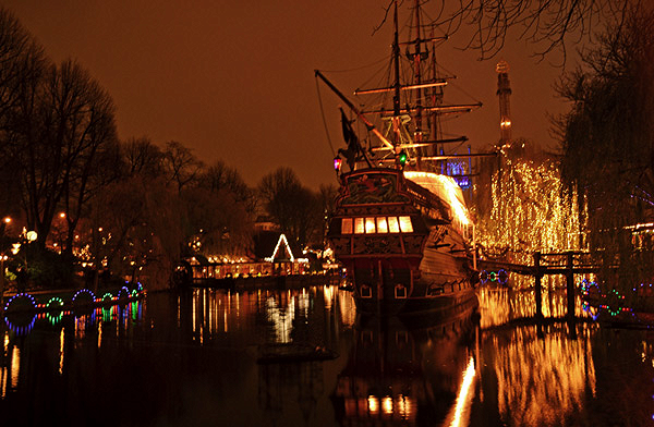 Bâteau pirate du jardin Tivoli Copenhague Bâteau pirate du jardin Tivoli Copenhague